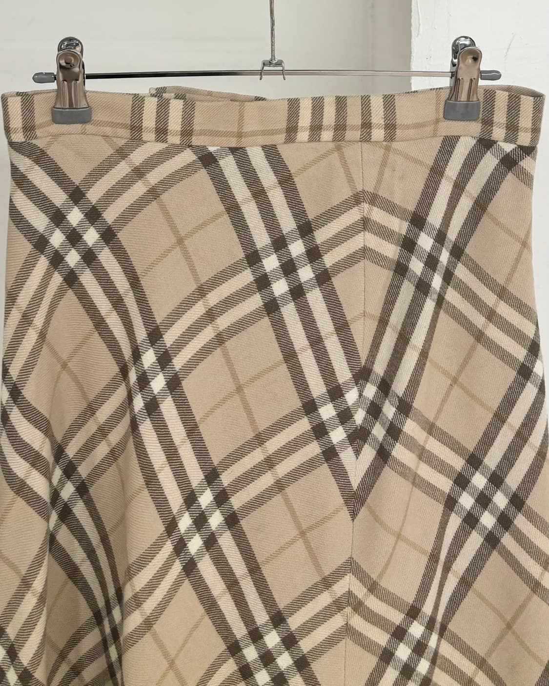 버버리 런던 베이지 노바체크 미디스커트  상품이미지2