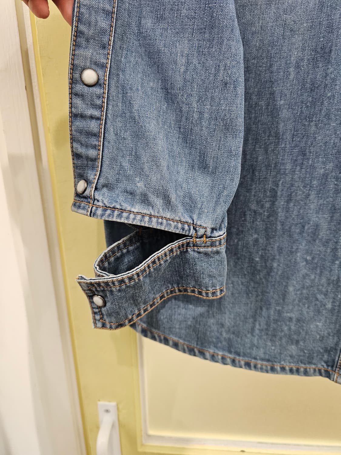 워싱 소매 절개 데님셔츠 상품이미지4