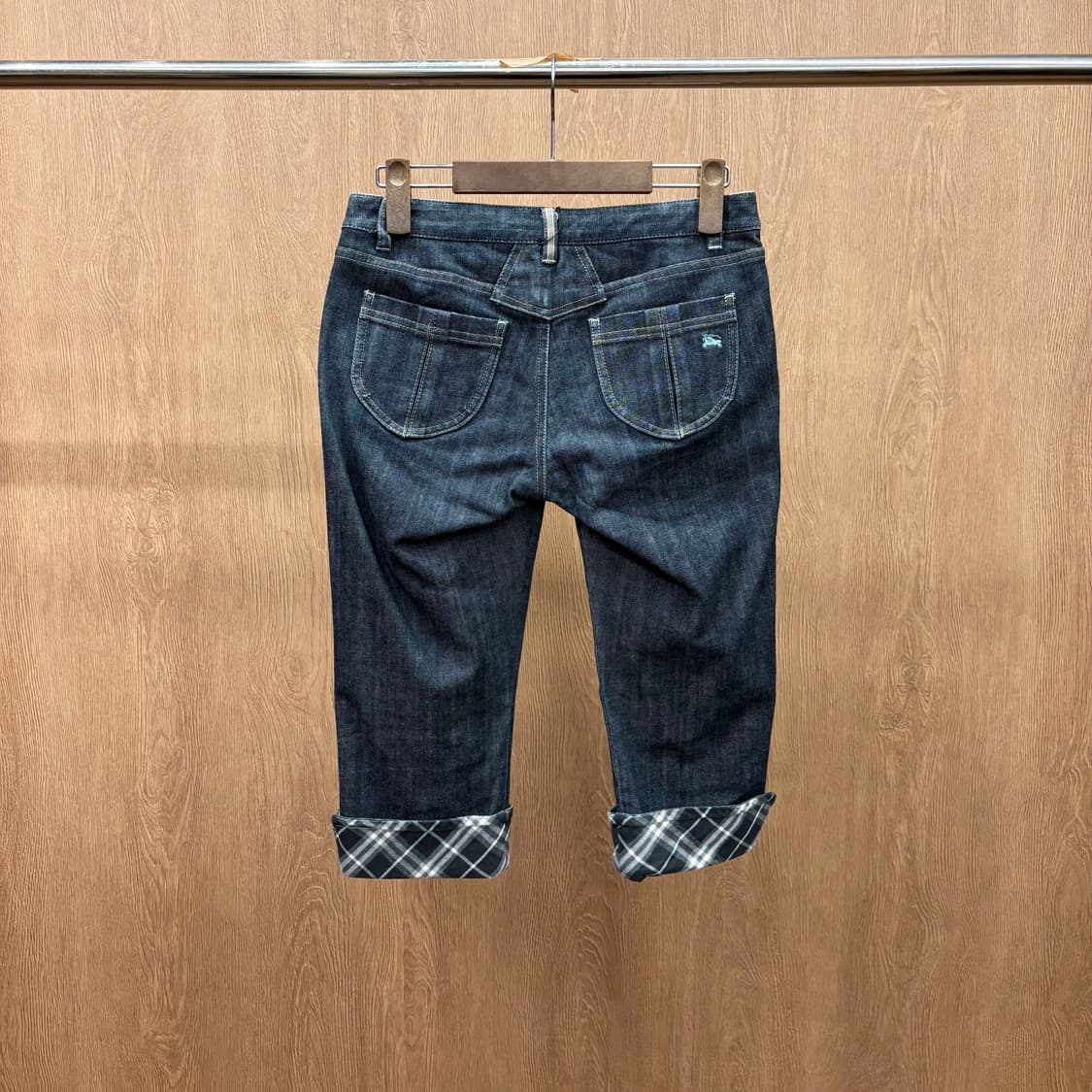 버버리 블루 라벨 7부 데님 팬츠 롤업 체크 안감 로고 자수 디테일 진청 상품이미지3