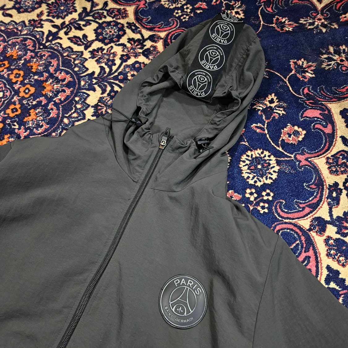 파리생제르망 시그니쳐 가슴 패치 후드 바람막이 XL size 상품이미지3