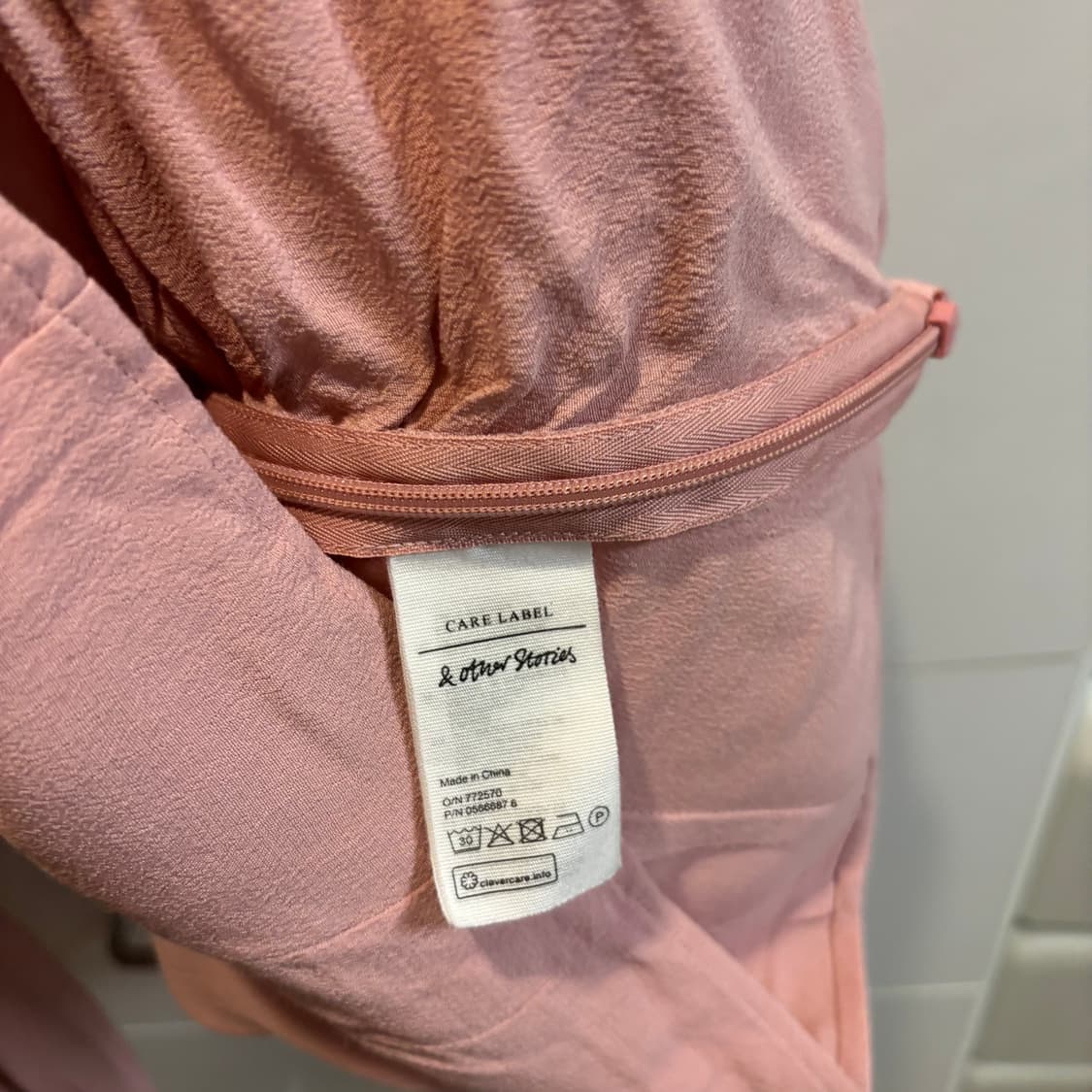 & Other Stories 앤아더스토리 핑크 V넥 블라우스 상품이미지3