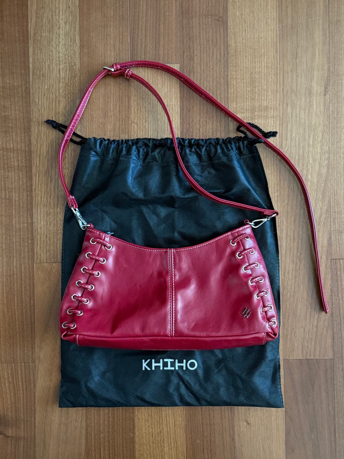 기호 아일렛 디테일 백 레드 숄더백 상품이미지6