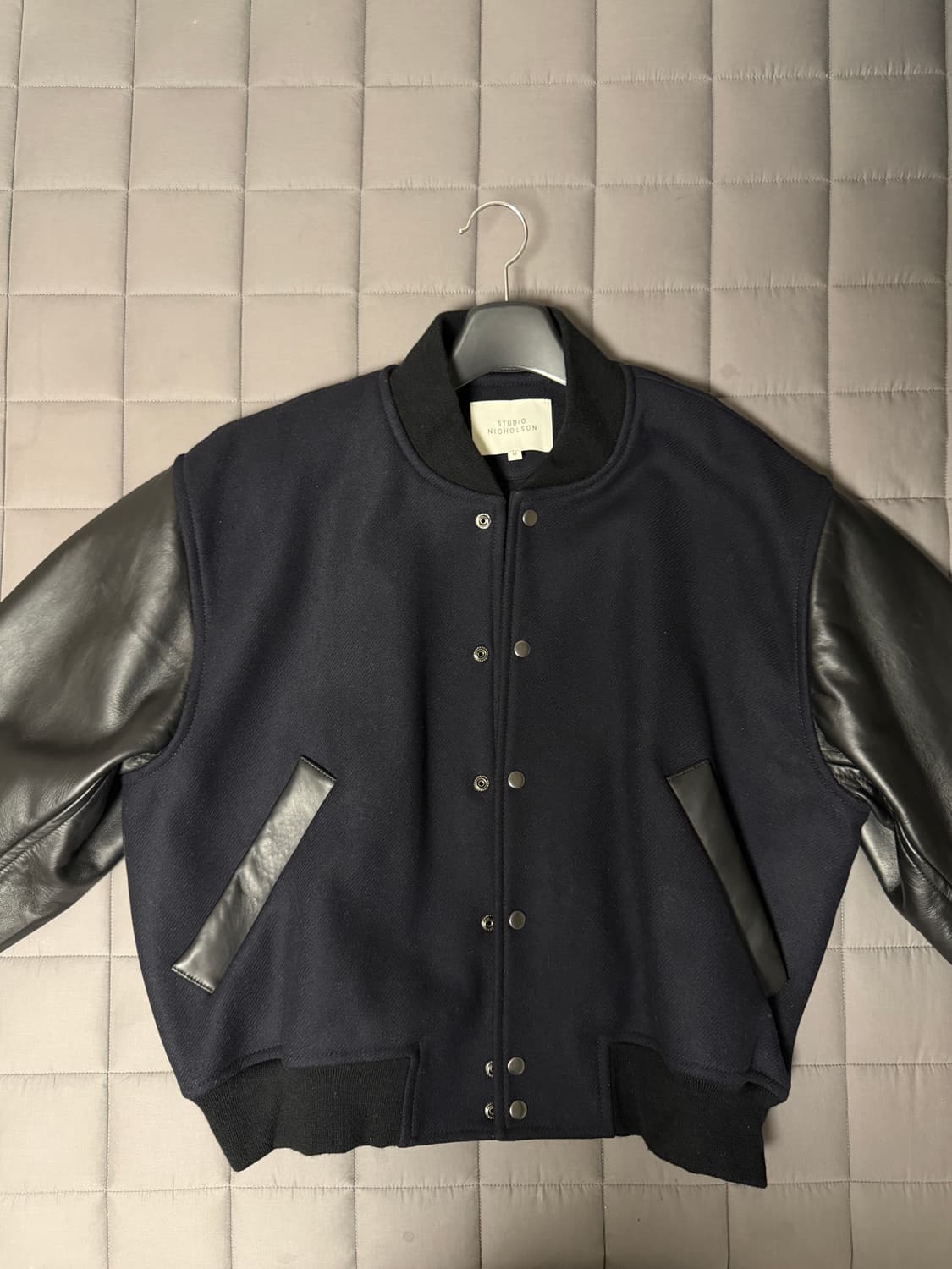 스튜디오 니콜슨 레더 봄버 자켓 네이비 상품이미지3