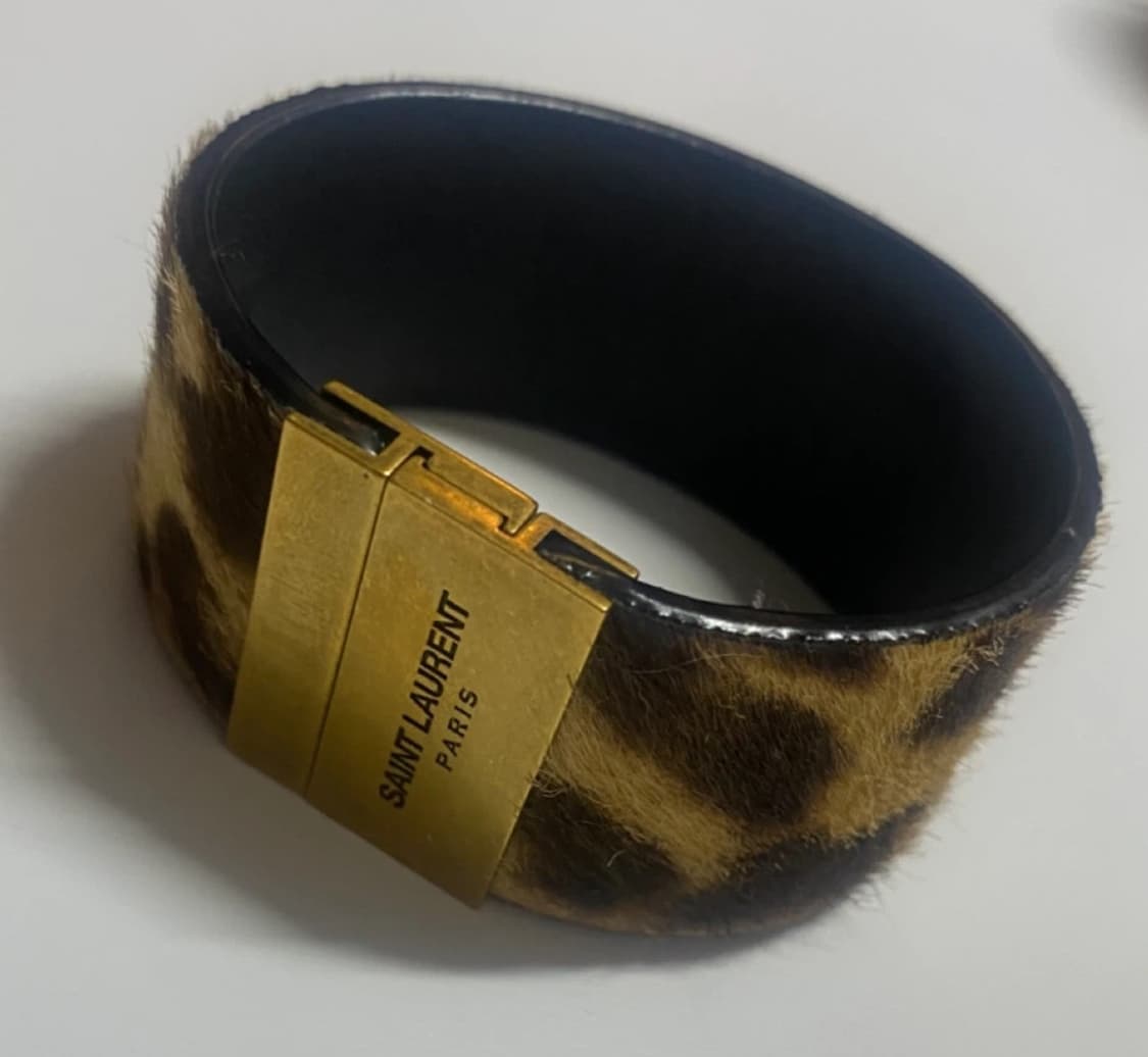 생로랑(Saint Laurent) 레오파드 포니 스킨 커프 팔찌 상품이미지1