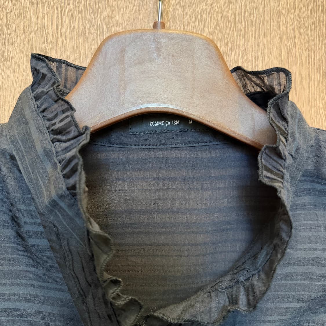 꼼사이즘 롱슬리브 블라우스 프릴 하이넥 스트라이프 패턴 디테일 블랙 상품이미지5