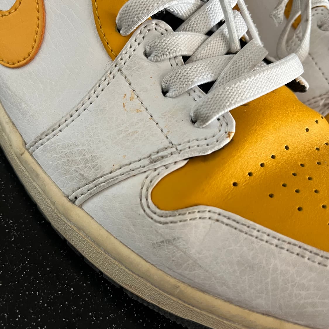 조던1 미드 유니버시티 골드 285 상품이미지6