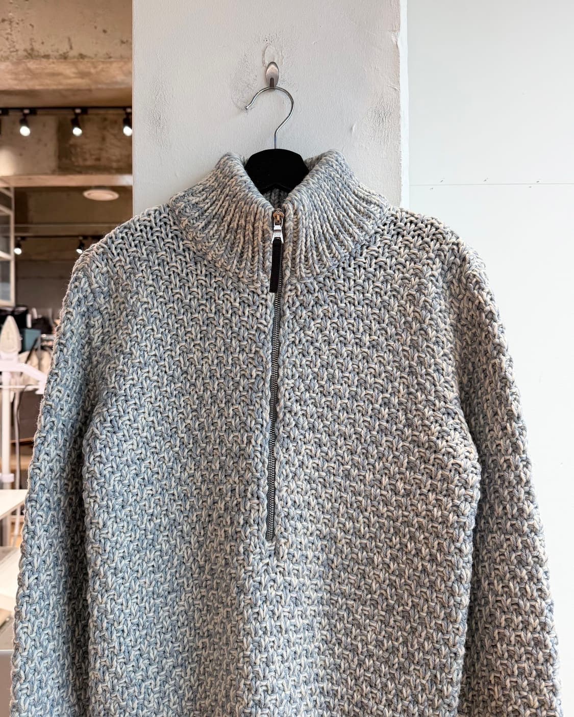 프라다 아이보리 블루 하프 집업 암패치 니트 상품이미지3