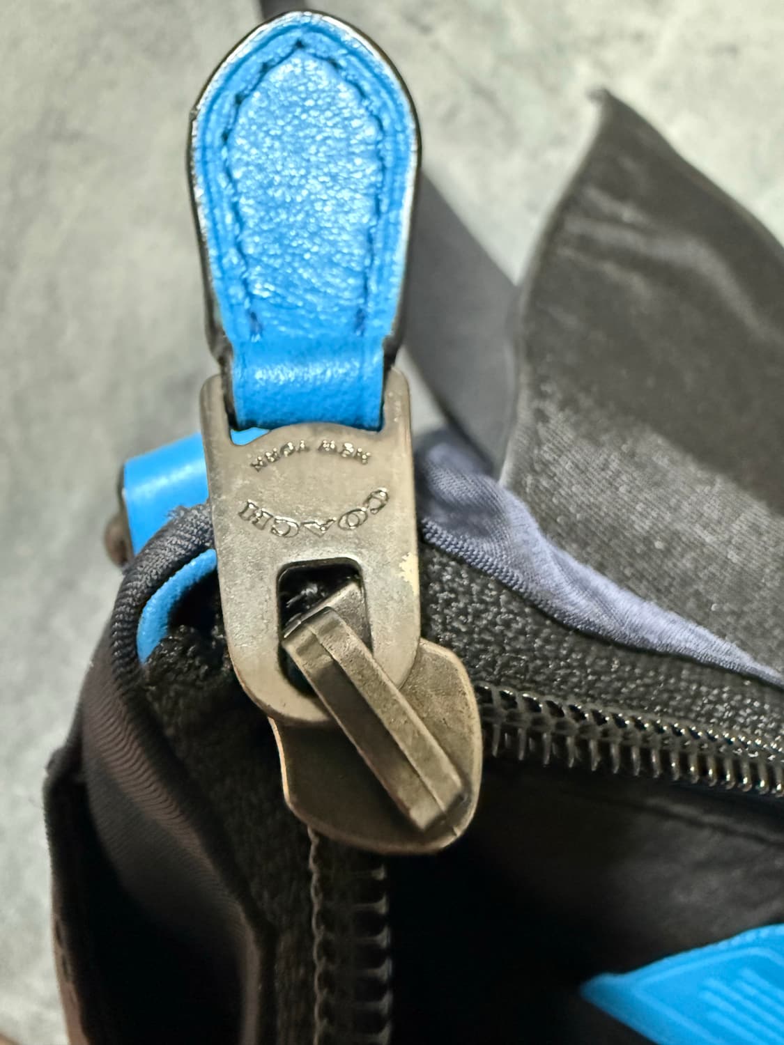 코치 설리반 퍼포레이티드 레더 메신저백 (네이비/블루) 상품이미지9