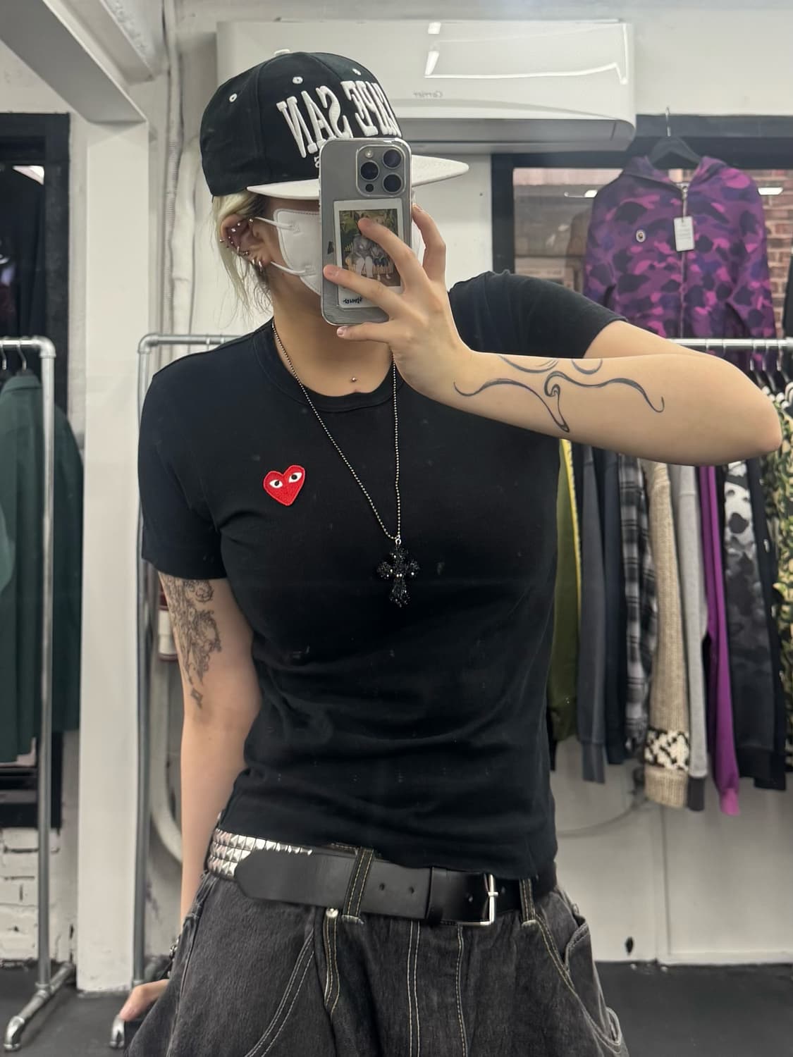 꼼데가르송 플레이 레드와펜 티셔츠 상품이미지3