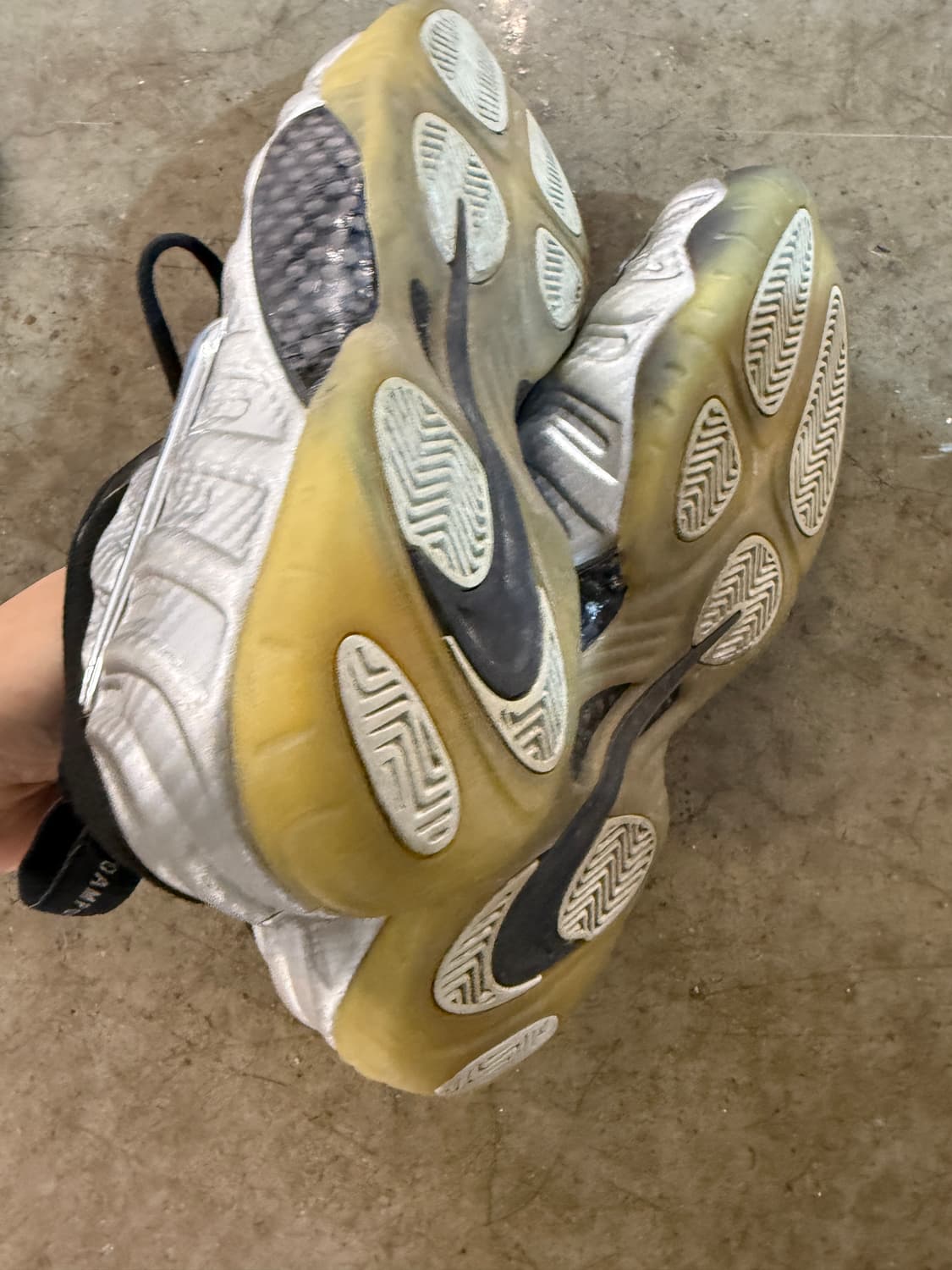 나이키 에어 폼포짓 실버 285mm 상품이미지4