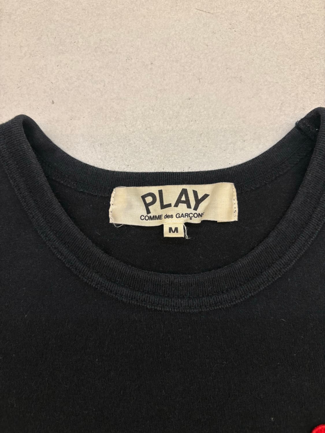 꼼데가르송 플레이 더블하트 와펜 티셔츠 상품이미지3