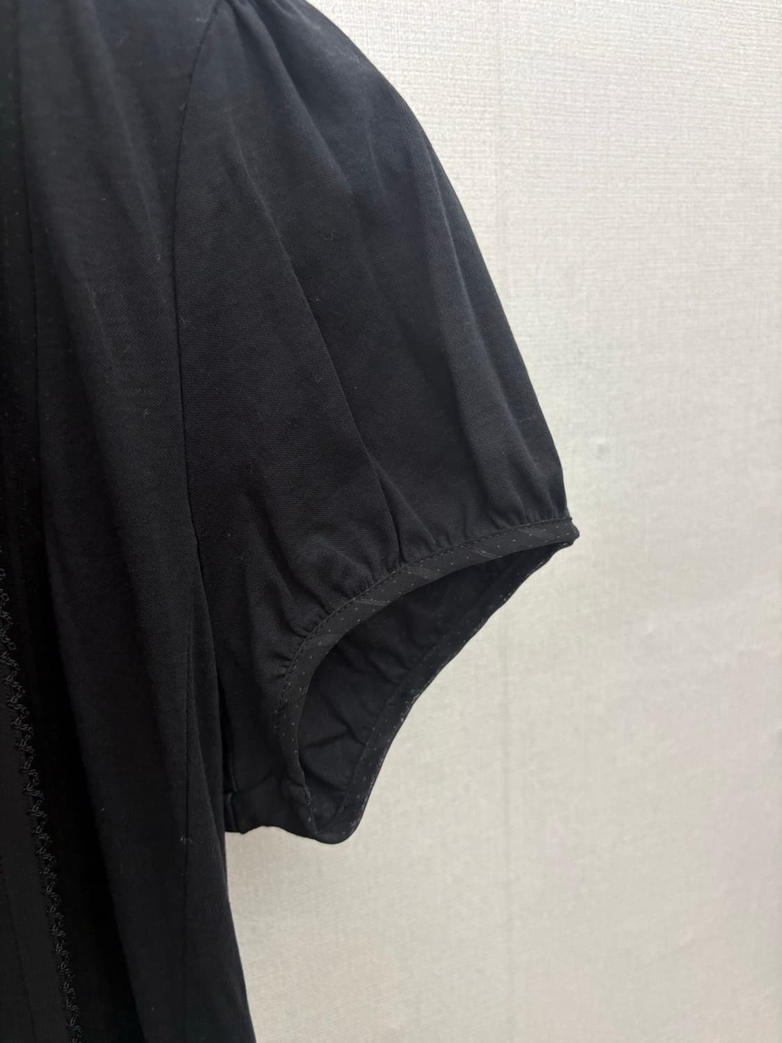 블랙 핀턱 프릴 블라우스 상품이미지6