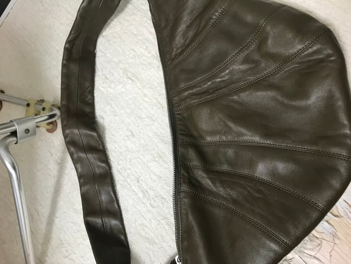 르메르 크루아상백 미듐 다크올리브 상품이미지10