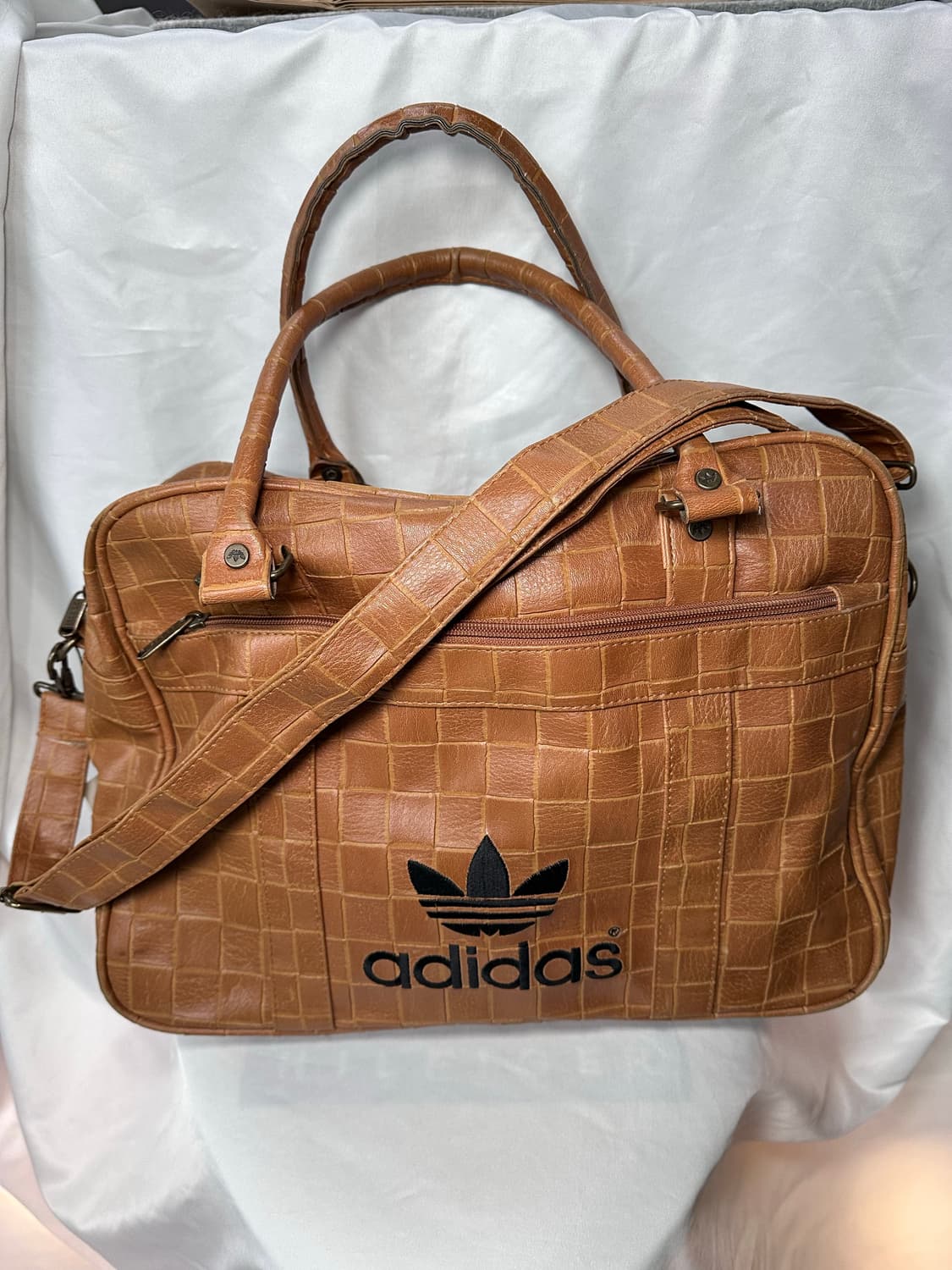 아디다스재팬 스퀘어 패턴 레더 보스턴백 상품이미지1