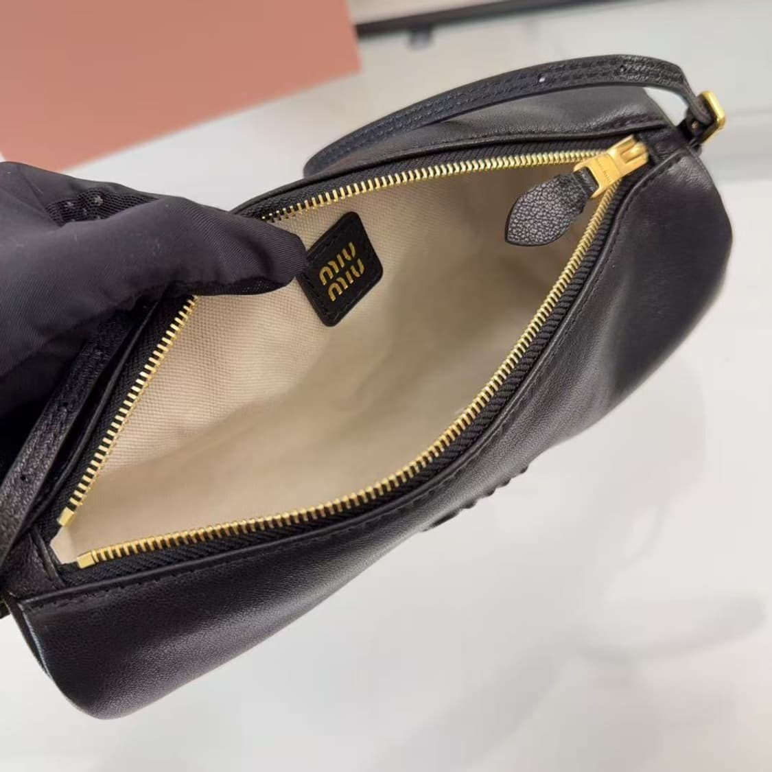 미우 미우 나파 레더 미니 파우치 상품이미지5