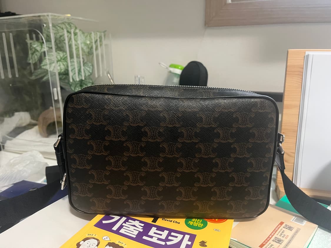 셀린느 트리옹프 캔버스 미디엄 메신저백 상품이미지2