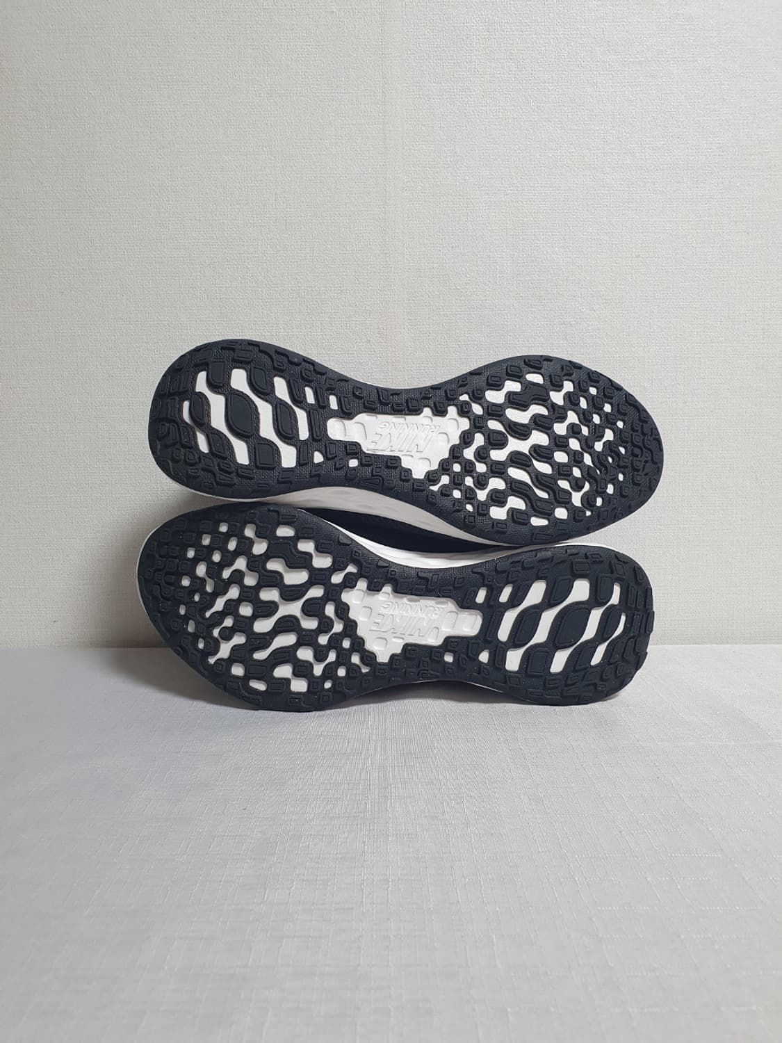 나이키 레볼루션6 다크스모크 그레이 NN 메탈릭코퍼 250mm 상품이미지6