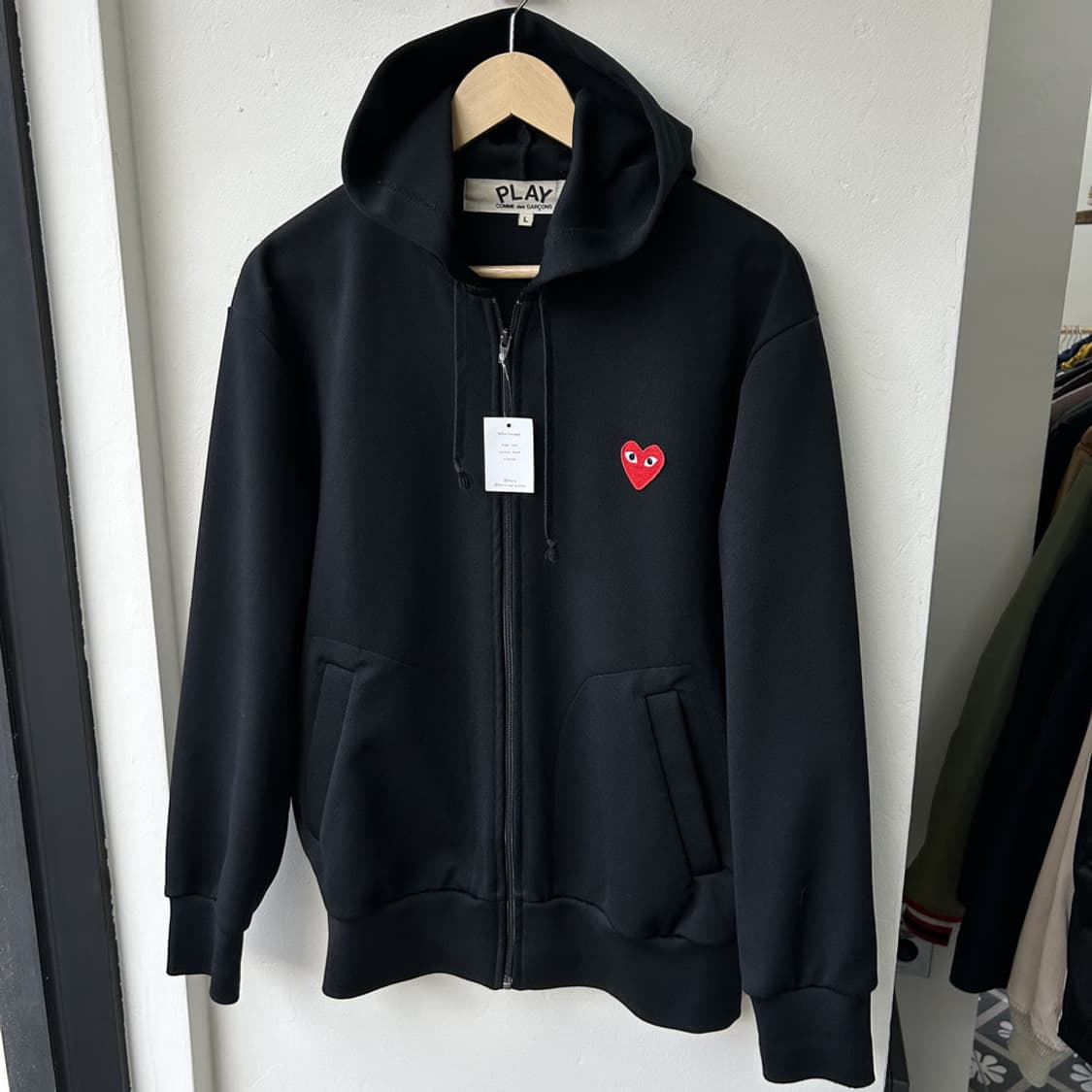 16320 - 꼼데가르송 레드 와펜 블랙 후드 집업 상품이미지2