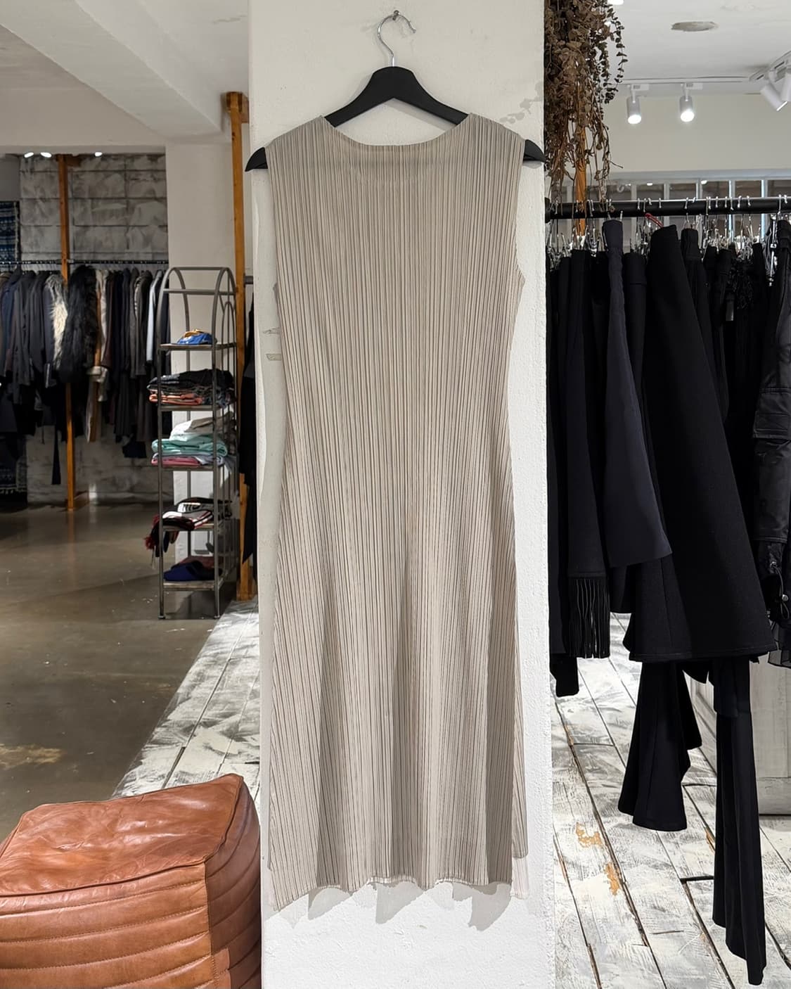 플리츠 플리즈 베이지 퍼포레이션 슬리브리스 드레스 상품이미지6