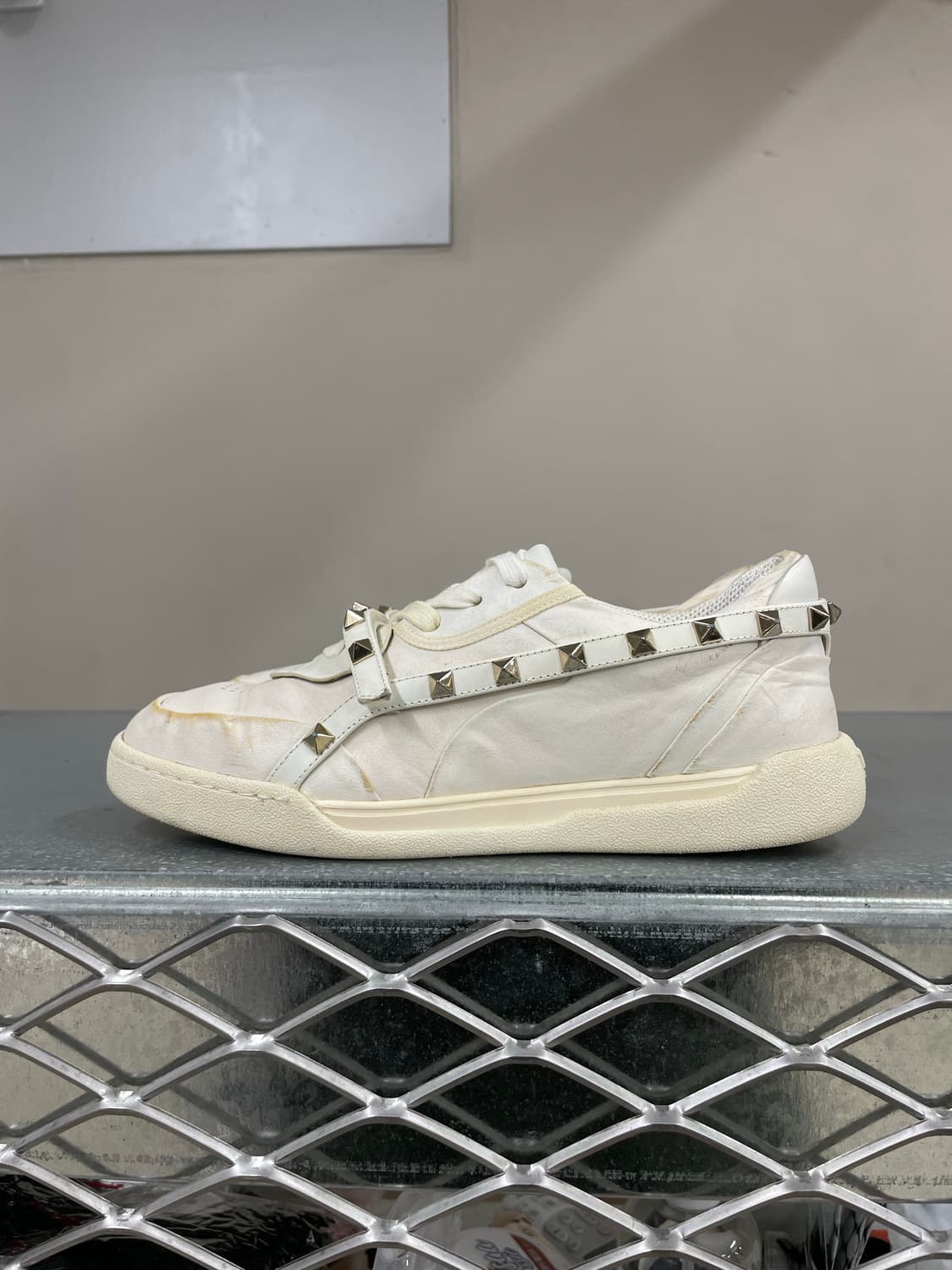 발렌티노 락스터드 스니커즈 37.5 상품이미지1