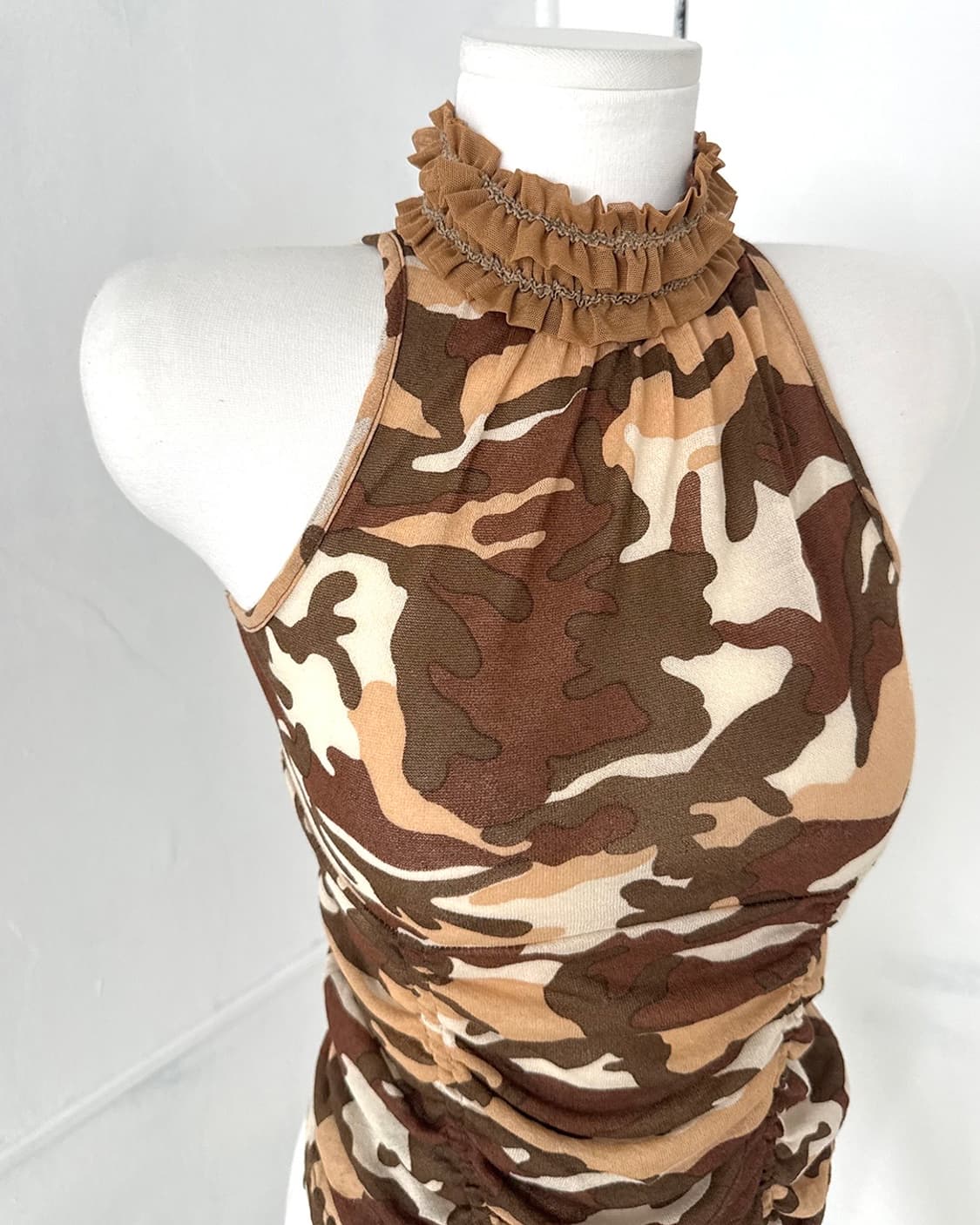 Halter Ruffle Detail Camo Mesh Sleeveles 상품이미지7