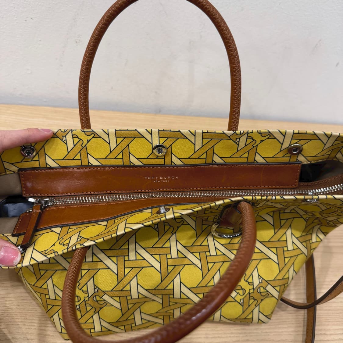 토리버치 토트백 지오메트릭 프린팅 더블 핸들 디테일 옐로우 상품이미지6