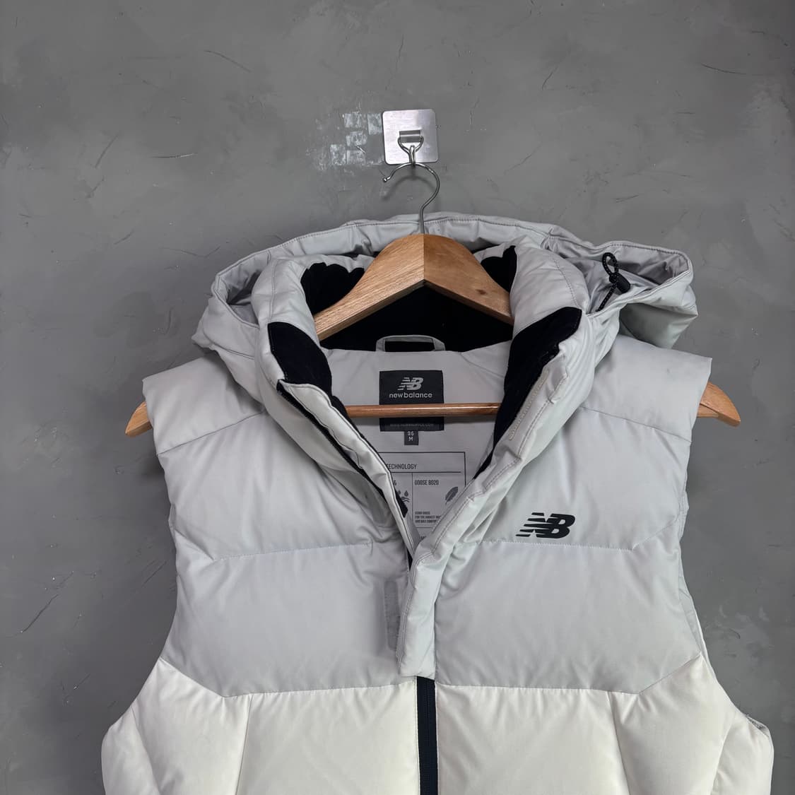 뉴발란스 구스다운 패딩조끼 화이트 그레이 상품이미지2