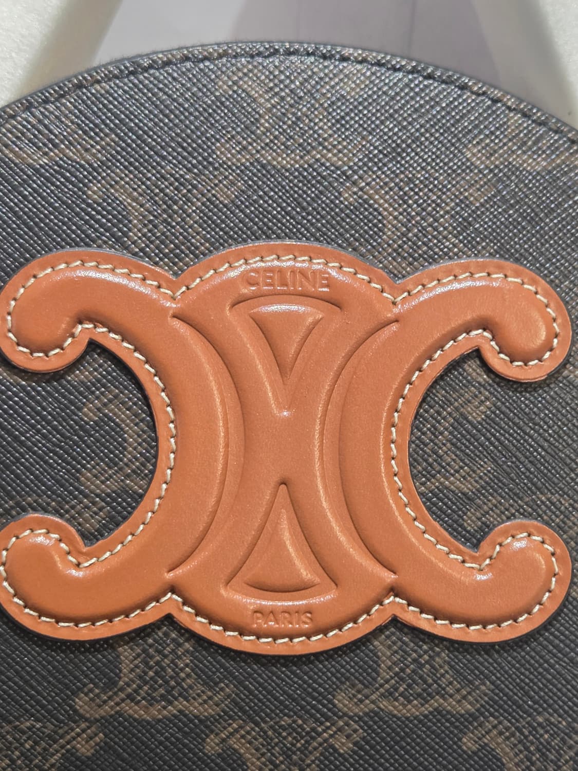 [새상품급] 셀린느 트리옹프 하프문 케이스 백 상품이미지3