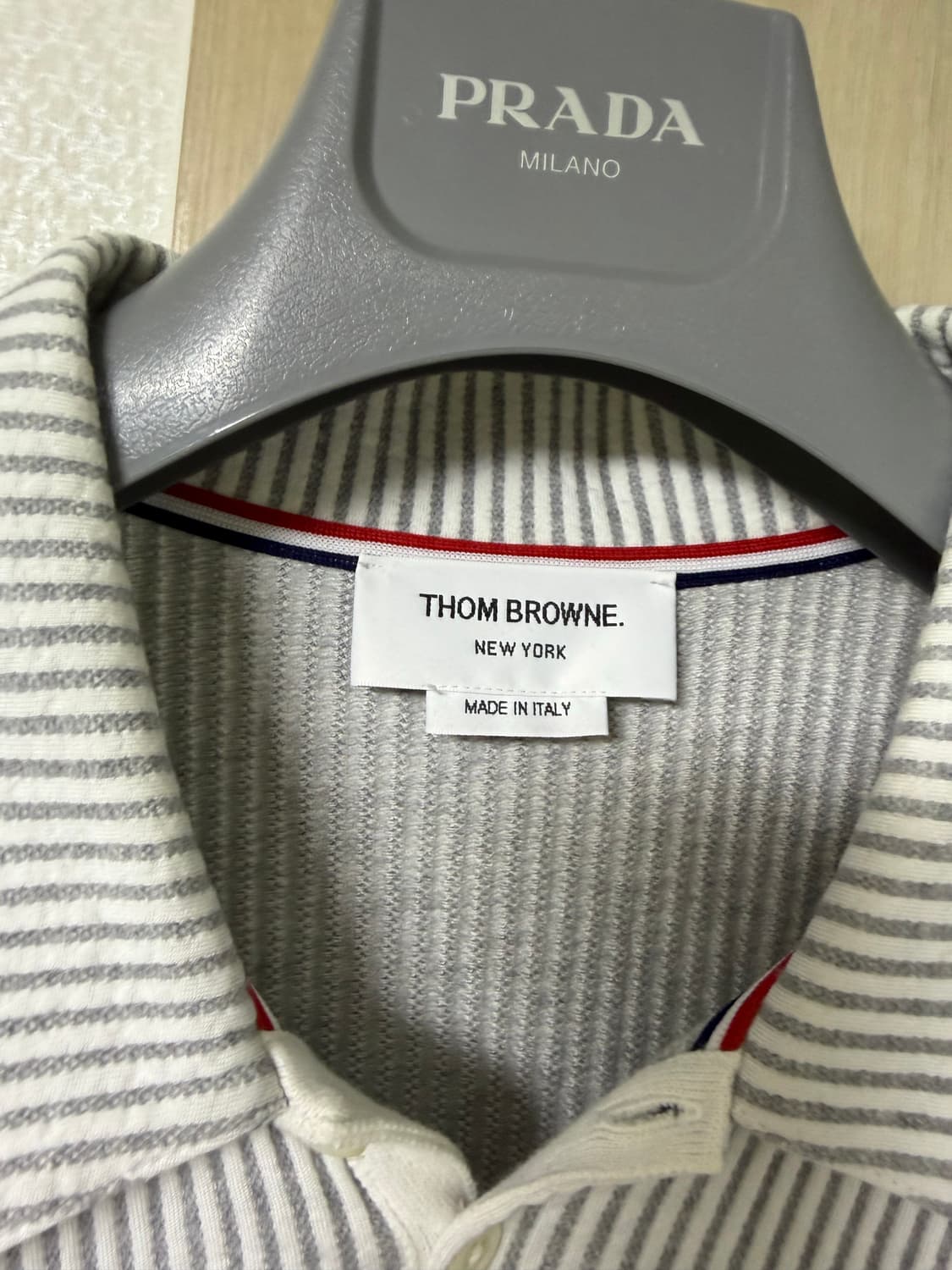 [3] 톰브라운 시어서커 오버핏 스트라이프 폴로 반팔티 상품이미지3