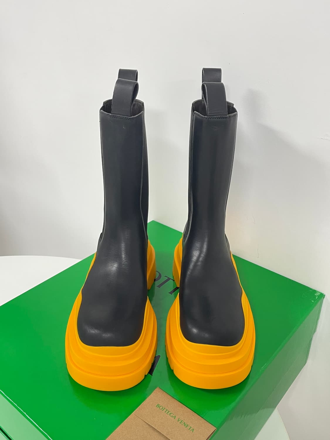 새상품 보테가 베네타 타이어 첼시 부츠 블랙 탠저린 상품이미지5