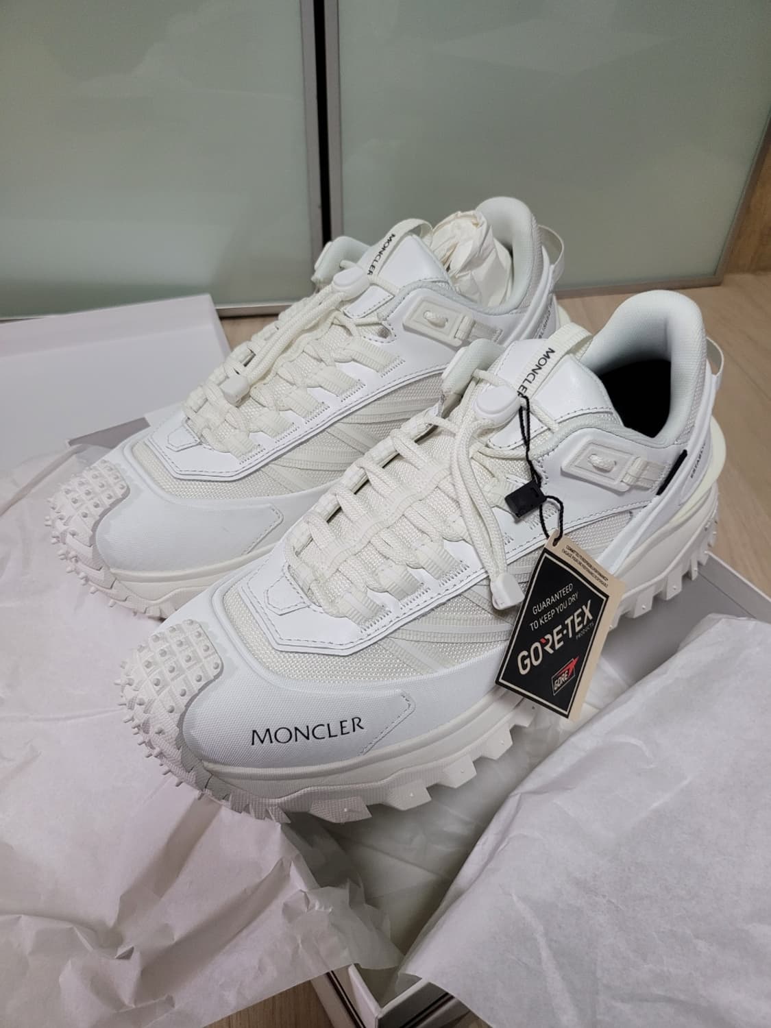 도시의 일상부터 설산의 정점까지, 몽클레르 트레일그립 GTX 화이트 상품이미지1