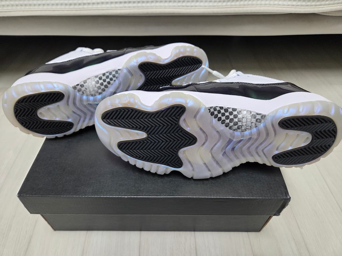 조던 11 레트로 로우 이리디센트 [255, 새상품] 상품이미지7