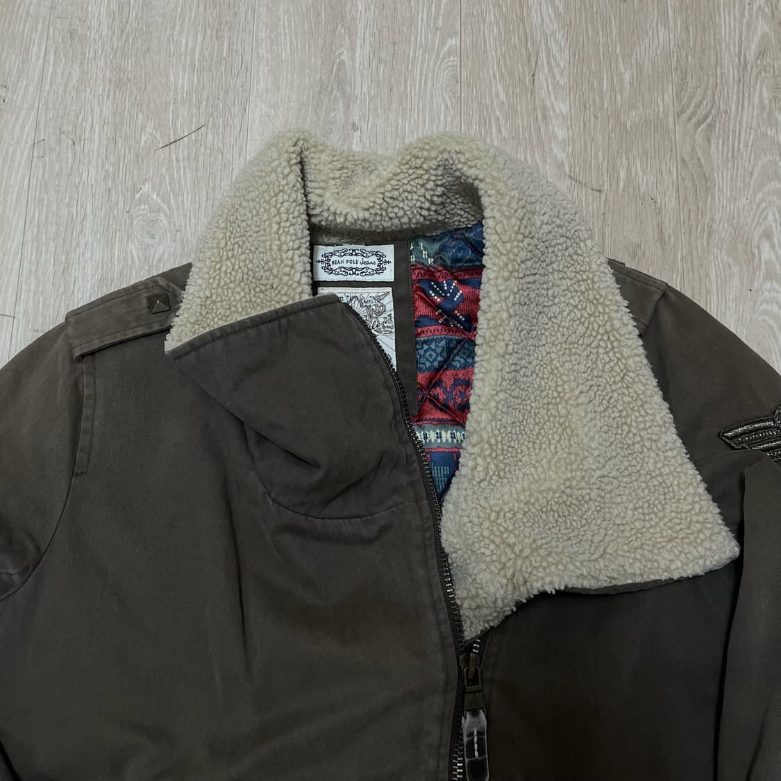 빈폴 진스 여성 양털카라 와펜 야상자켓 점퍼 [브라운] S/90 상품이미지2