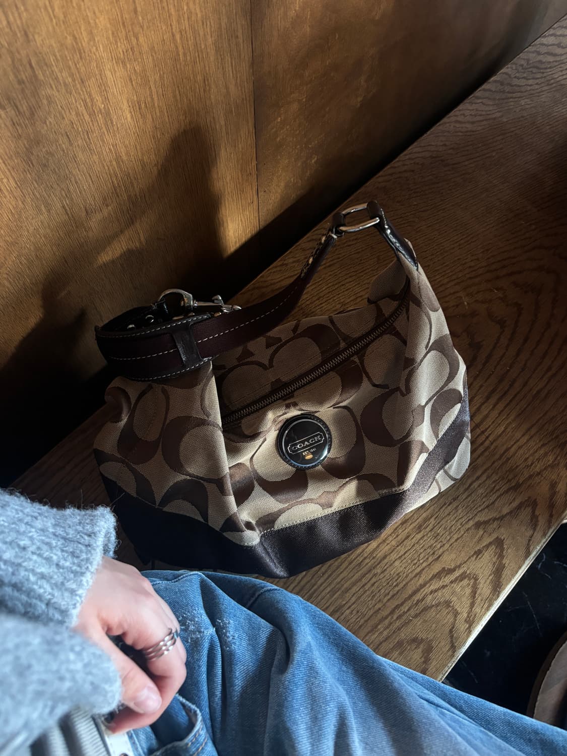 코치(COACH) 시그니처 로고 호보 숄더백 상품이미지2