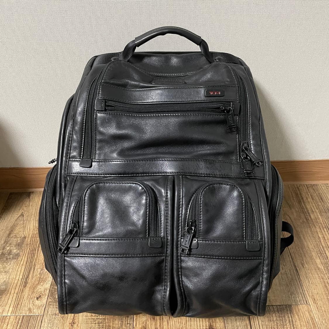 투미 알파 컴팩트 레더백팩 상품이미지1