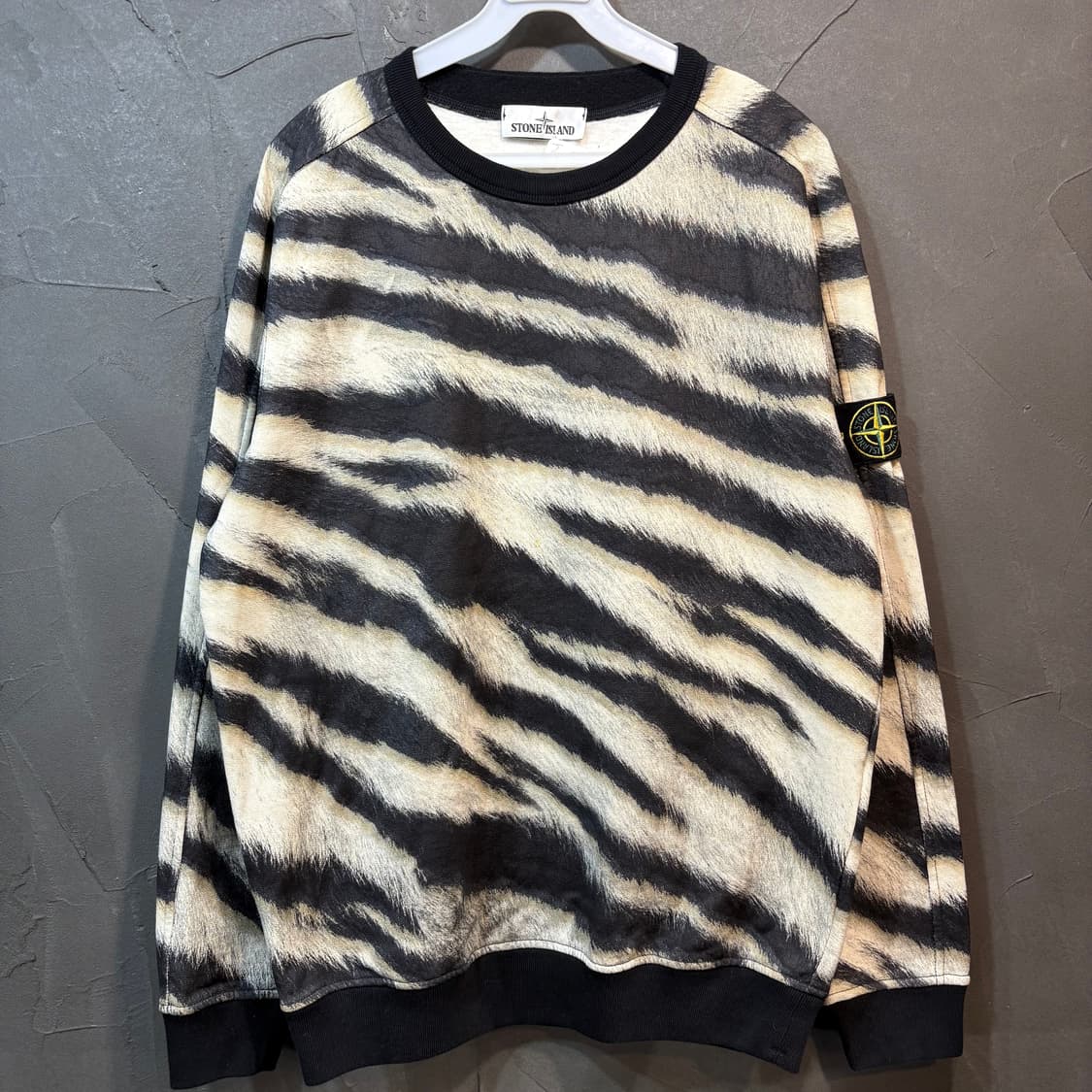 [L] STONE ISLAND 스톤아일랜드 타이거 프린팅 스웻 셔츠 상품이미지1