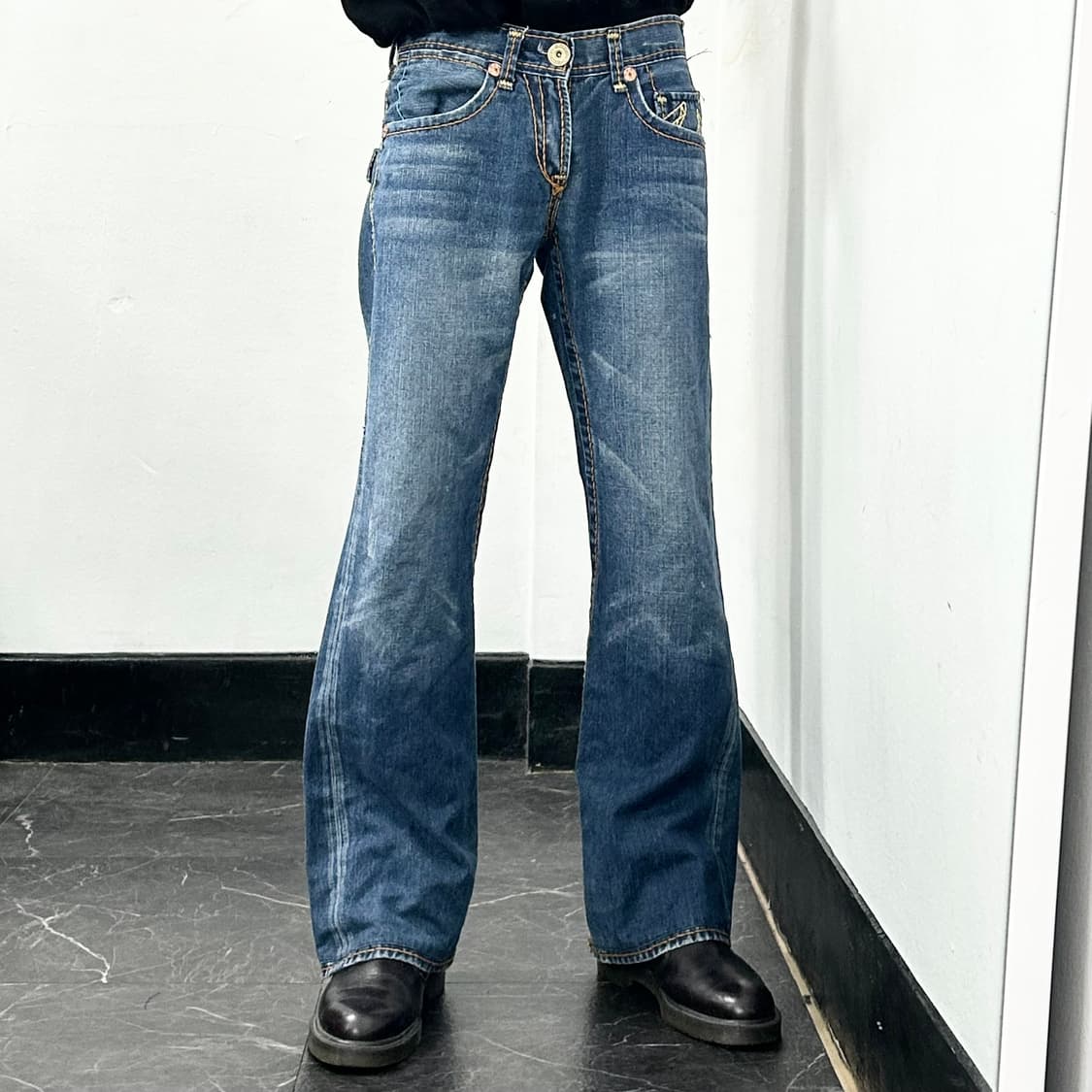 트루릴리전 빌리 자이언트 빅 T 부츠컷 데님 팬츠 상품이미지3