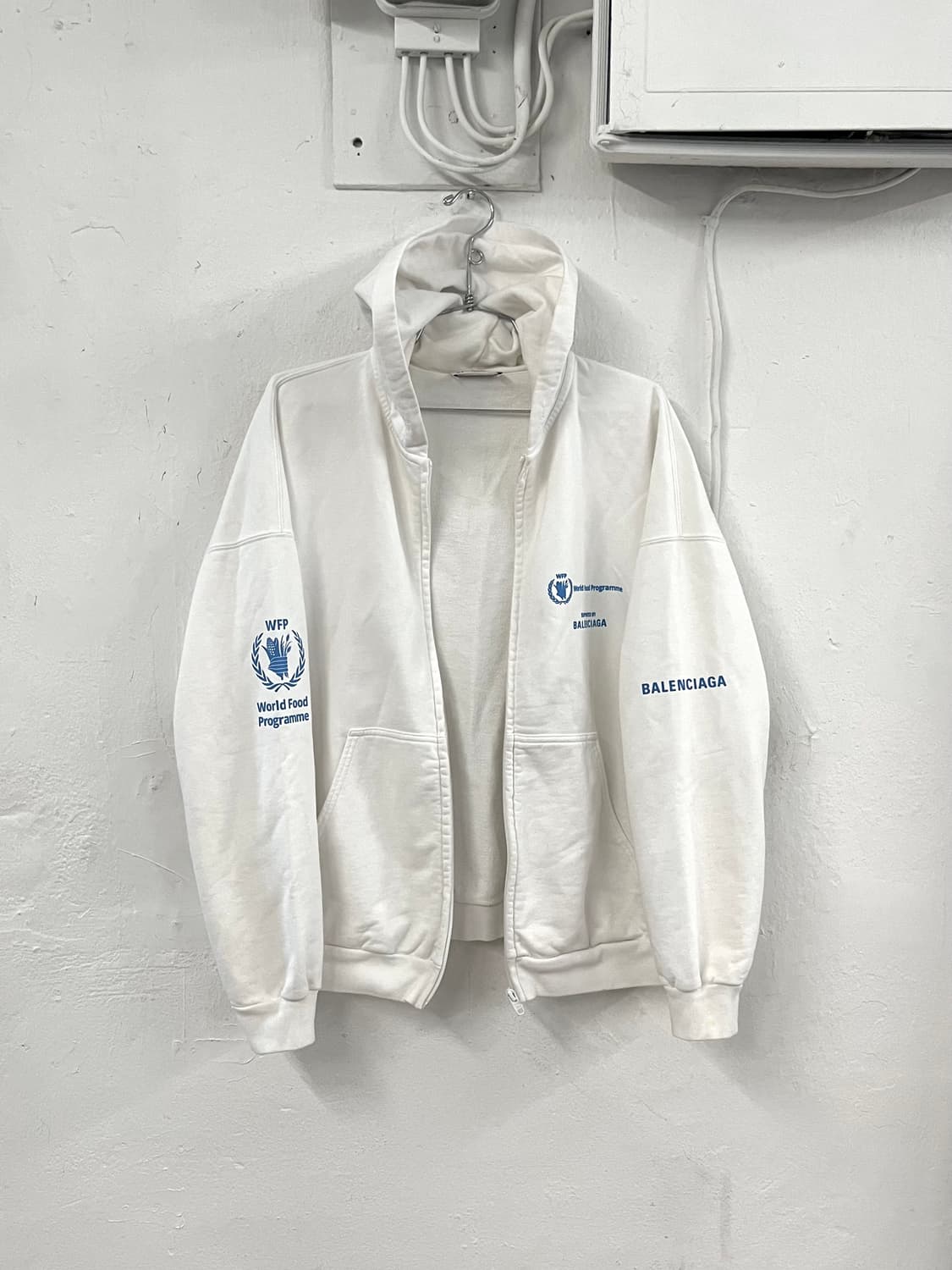 발렌시아가 2022FW WFP 후드 집업 상품이미지3