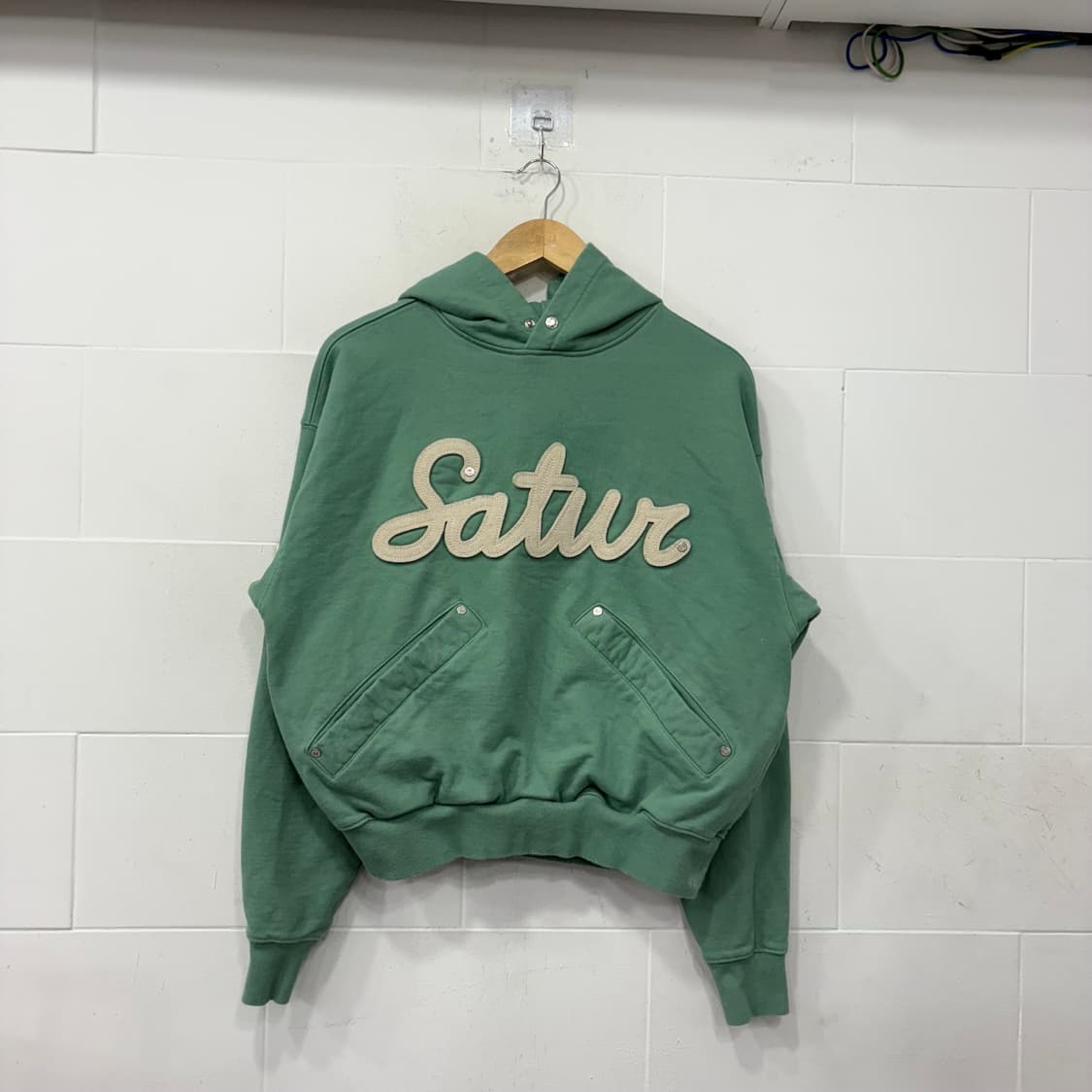 세터 아플리케 리벳 후드 상품이미지1