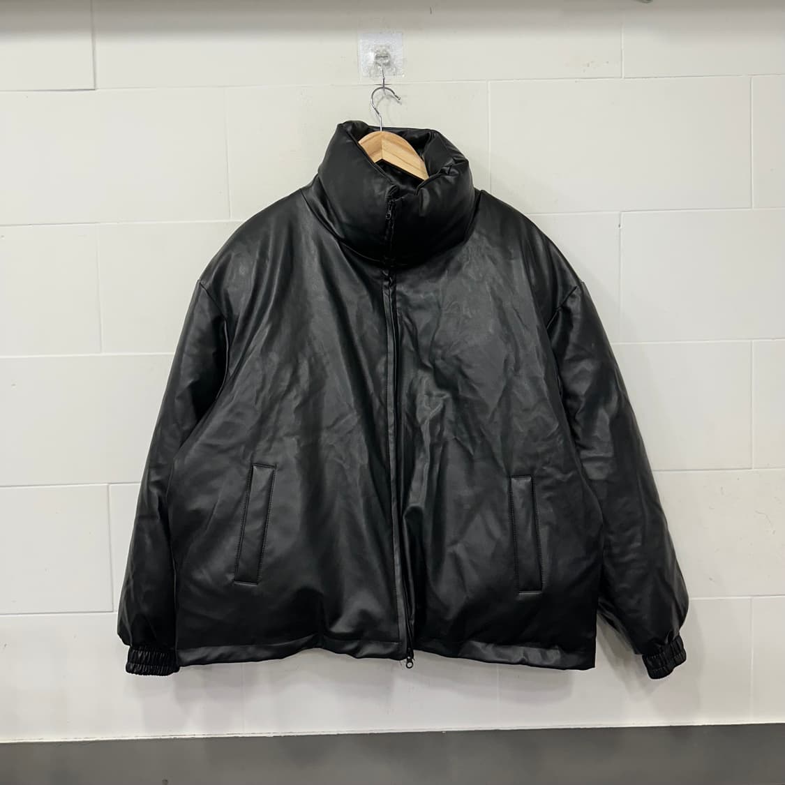 스탠다드에러 레더 패딩 상품이미지1