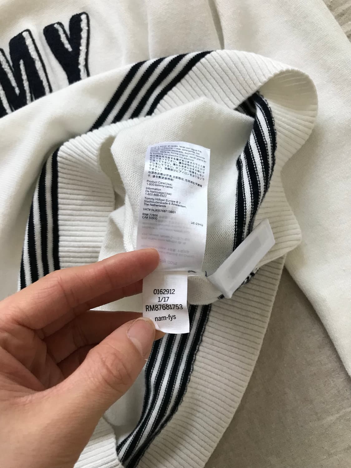 타미힐피거 중앙 자수 로고 브이넥 화이트 니트 상품이미지9