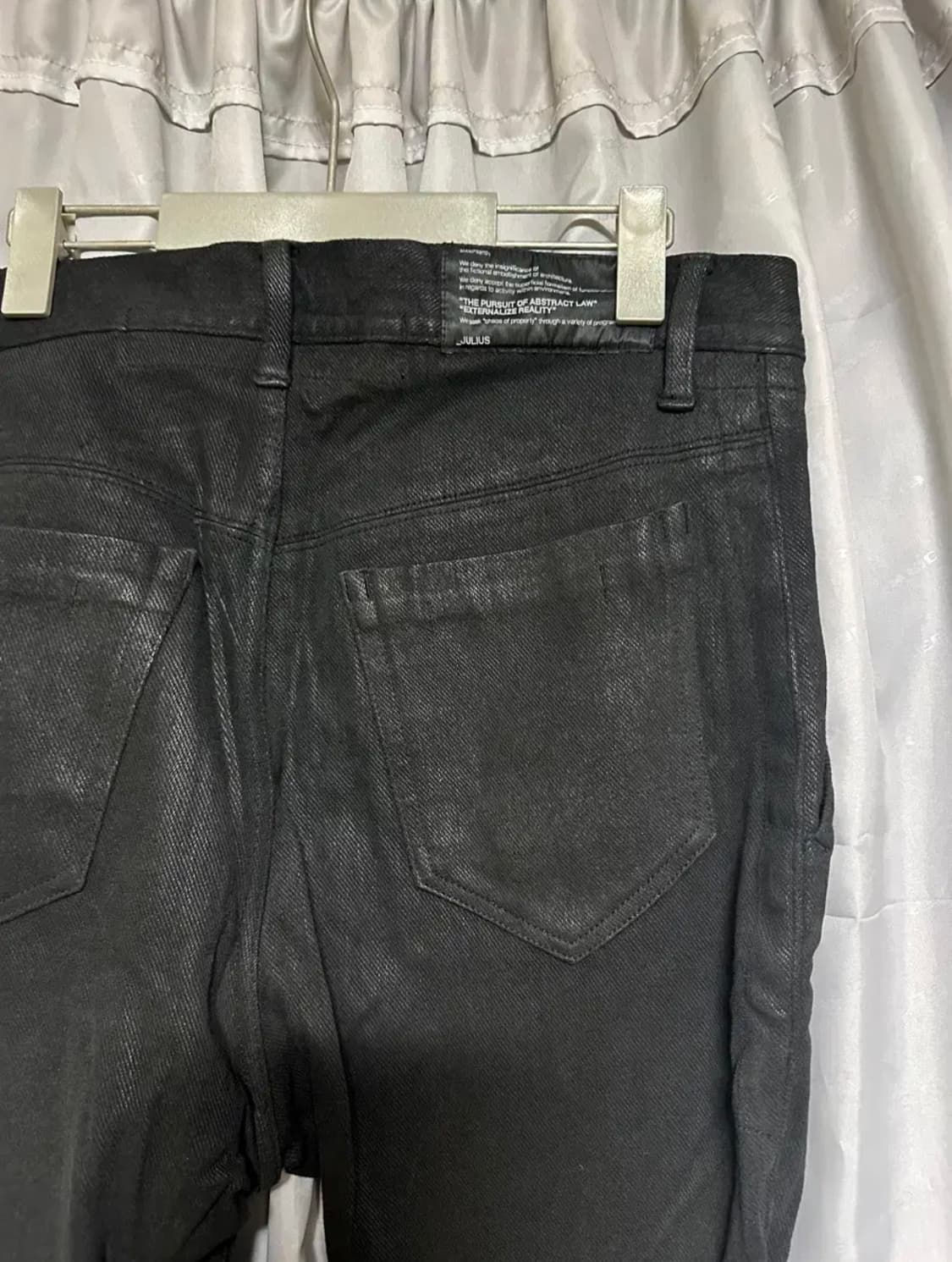 율리우스 13fw 왁스코팅 입체패턴 팬츠 블랙 상품이미지4