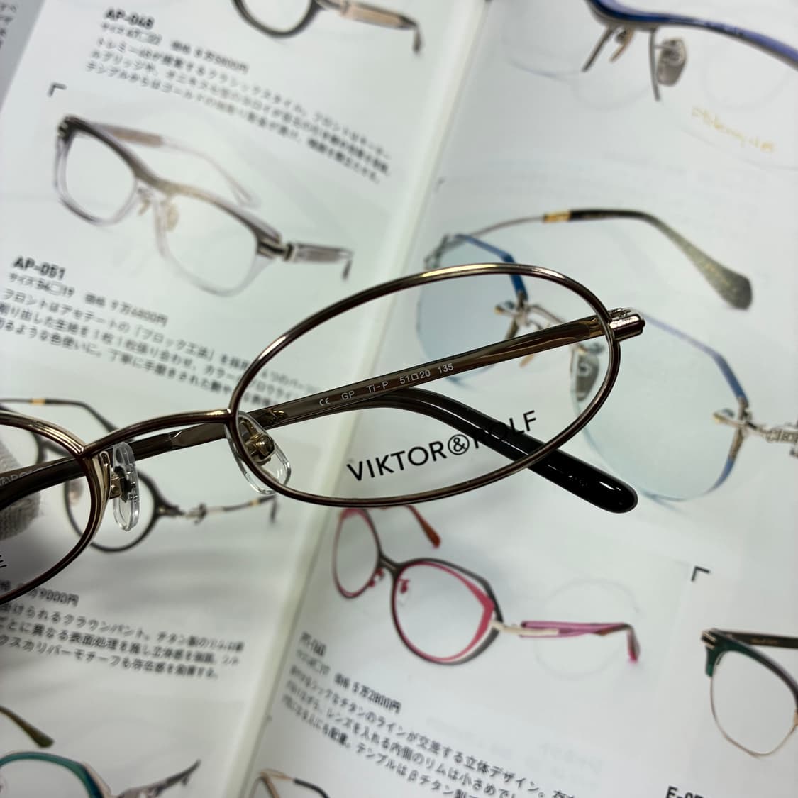 Viktor&rolf 빅터앤롤프 타원형 티타늄 골드 안경 상품이미지2
