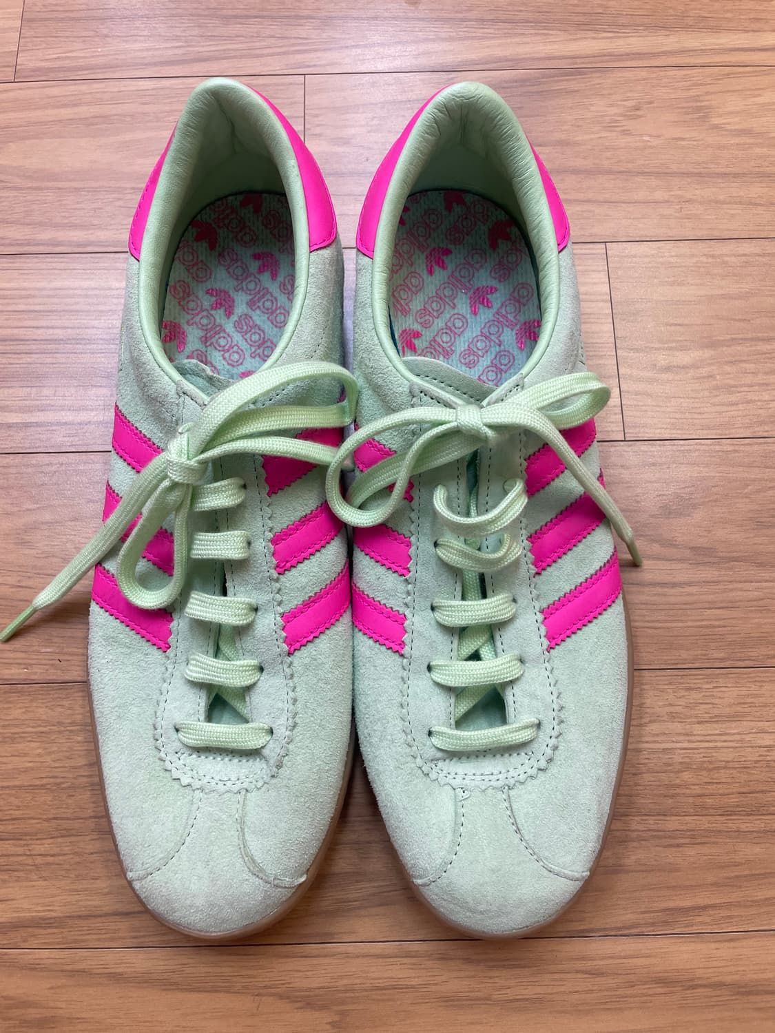 아디다스에서 나온 Stadt 모델 스니커즈입니다. 민트색 스웨이드 재질에 상품이미지1