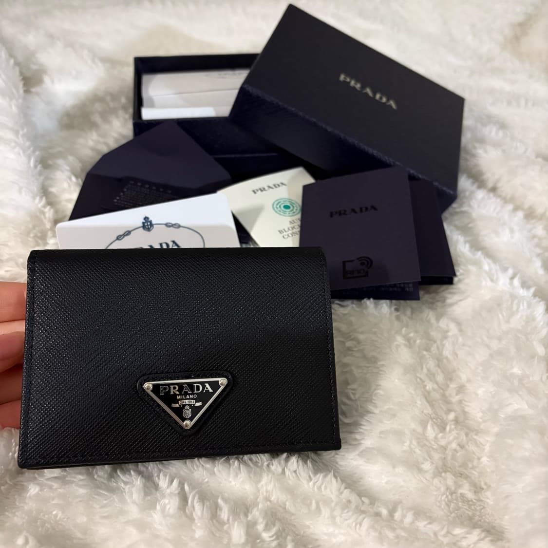 프라다 사피아노 트라이앵글 로고 반지갑 상품이미지1