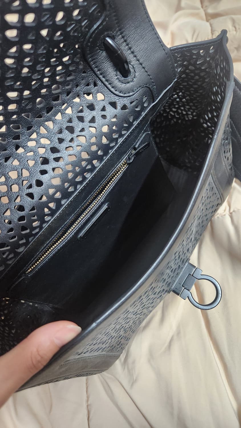 [정품] 급처 페라가모 소프트 소피아 레이저컷 토트백 블랙 상품이미지4