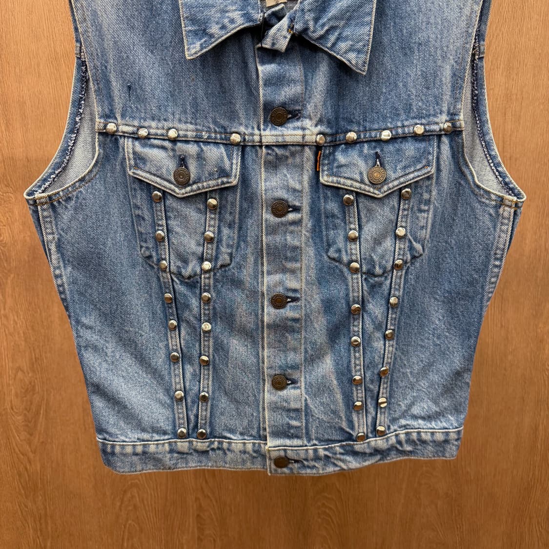 리바이스 클래식 데님 슬리브리스 베스트 메탈 스터드 워싱 디테일 중청 상품이미지5