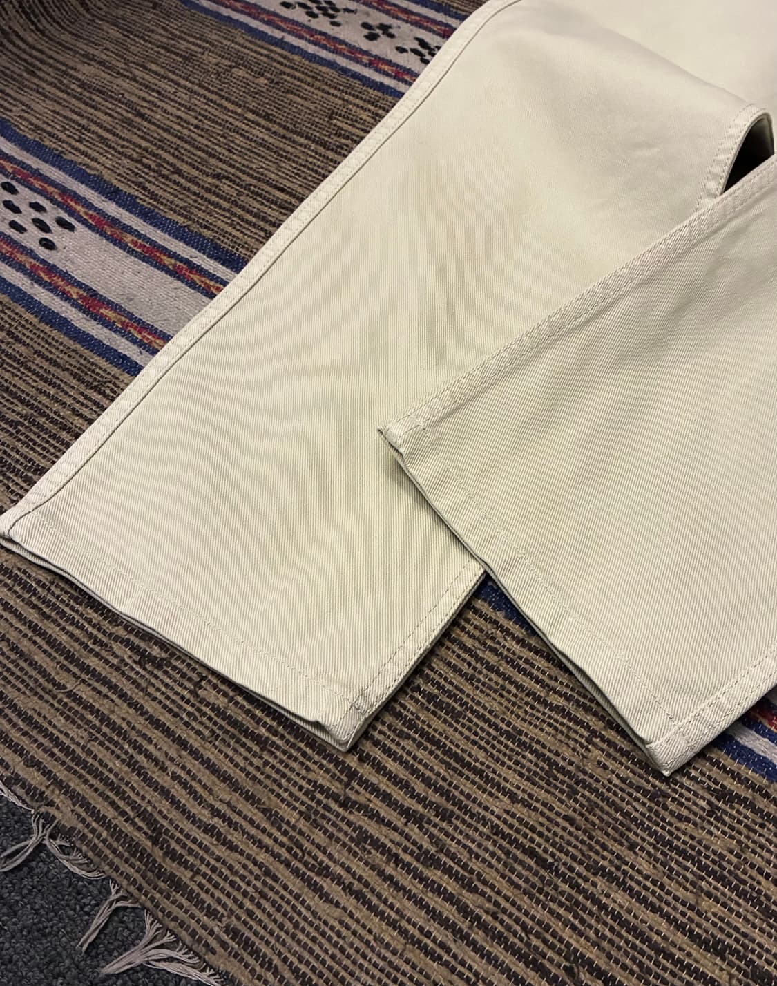 (48)LEMAIRE 르메르 에크루 스트레이트 데님팬츠 크림 상품이미지4