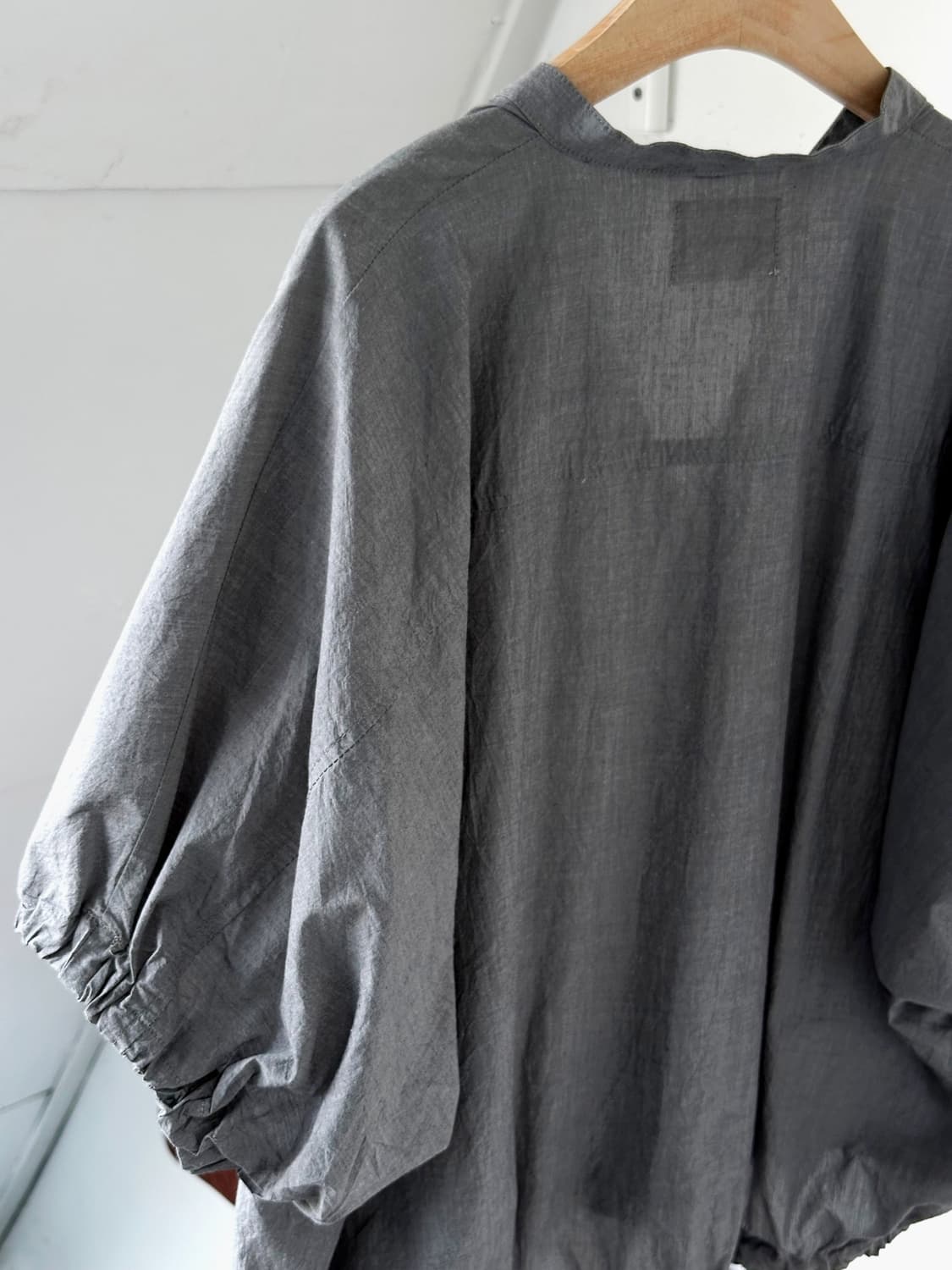Shirried wide sleeve panel design shirt  상품이미지5