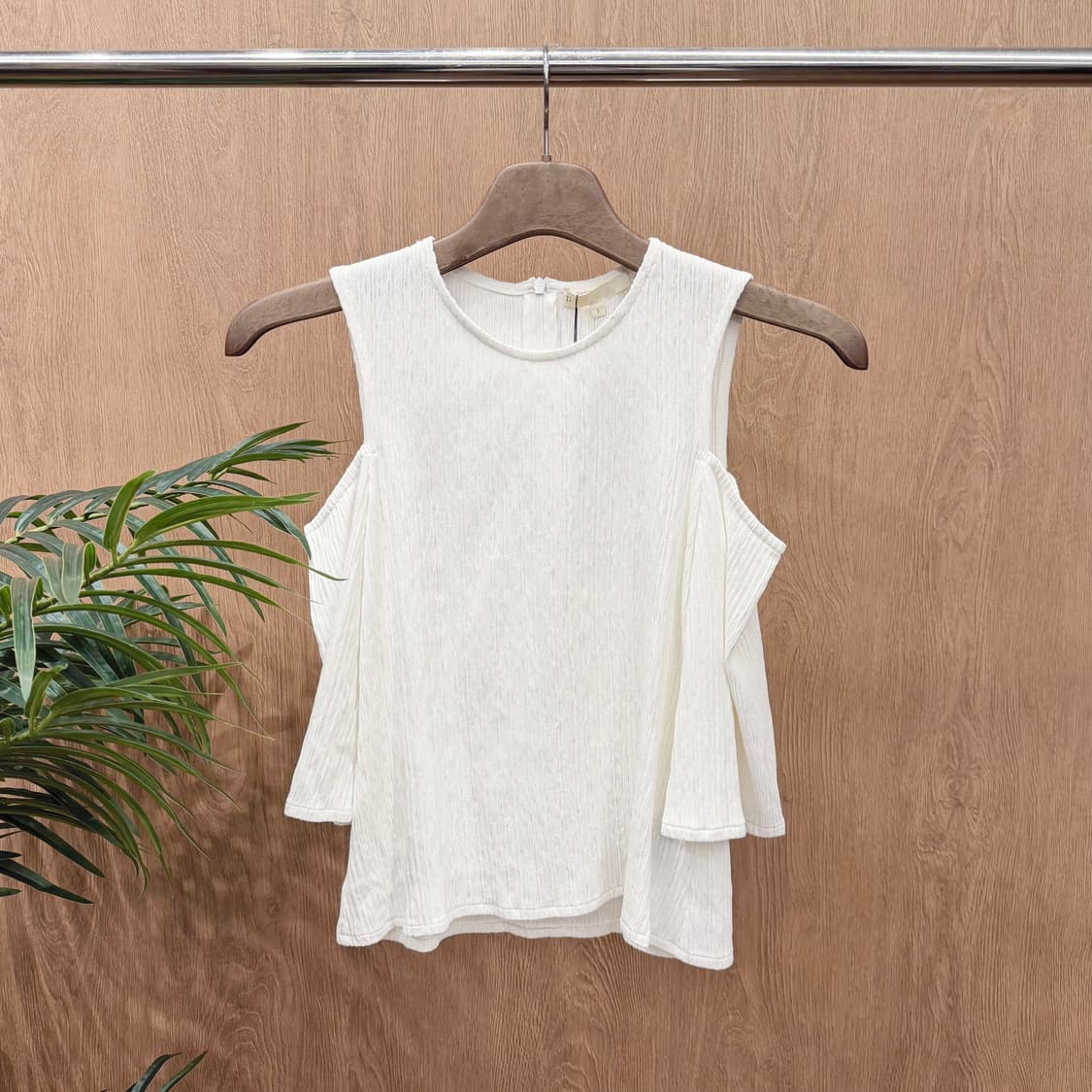 마쥬 슬리브리스 블라우스 러플 백 지퍼 디테일 레귤러핏 아이보리 상품이미지1